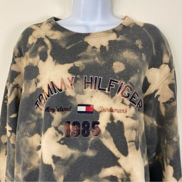 TOMMY HILFIGER Unisex Bleach Washed Crewneck Sweatshirt Size Medium Casual - Picture 3 of 7
